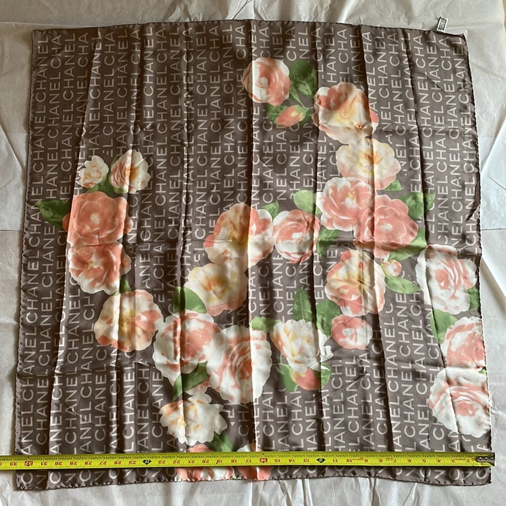 New vintage Chanel multicolored floral design large silk scarf - Picture 13 of 15